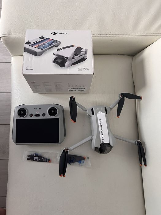 Dronă DJI Mini 3 + Smart Controller cu Display