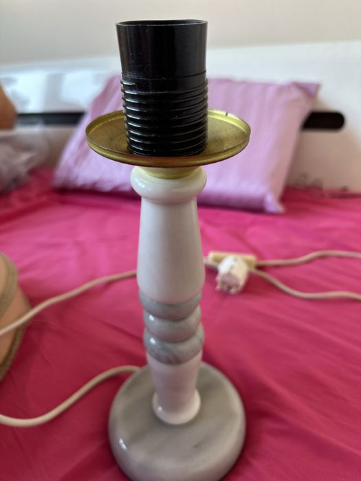 Продавам мраморна настолна лампа с абажур