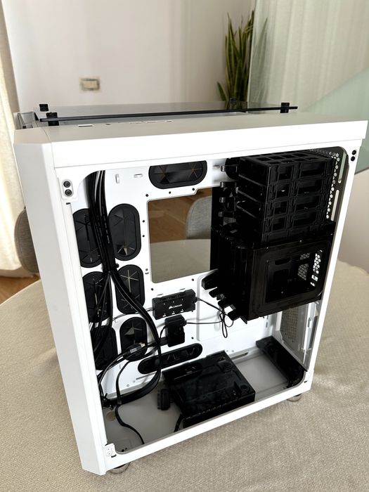 Carcasa Crystal Series 680X RGB + 2 Extra Ventilatoare RGB