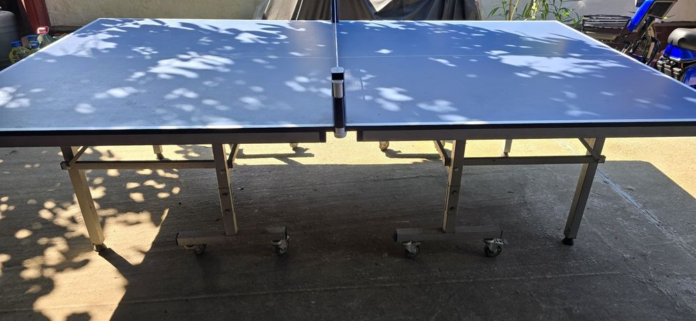 Masă de tenis cu picioare metalice și roți