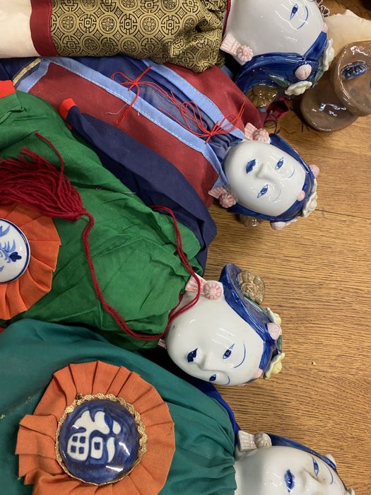 Китайски порцеланови кукли с копринени дрехи