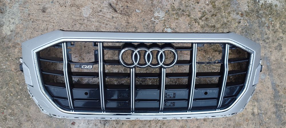 Grila fata audi Q8