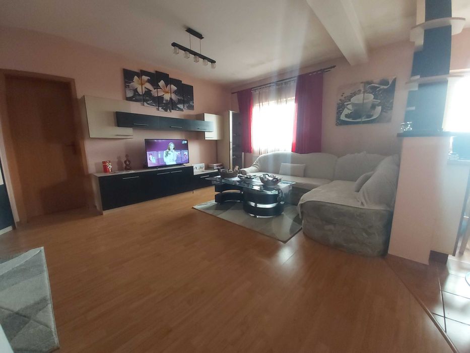 Proprietar inchiriez apartament 3 camere, 2 bai V.Aaron