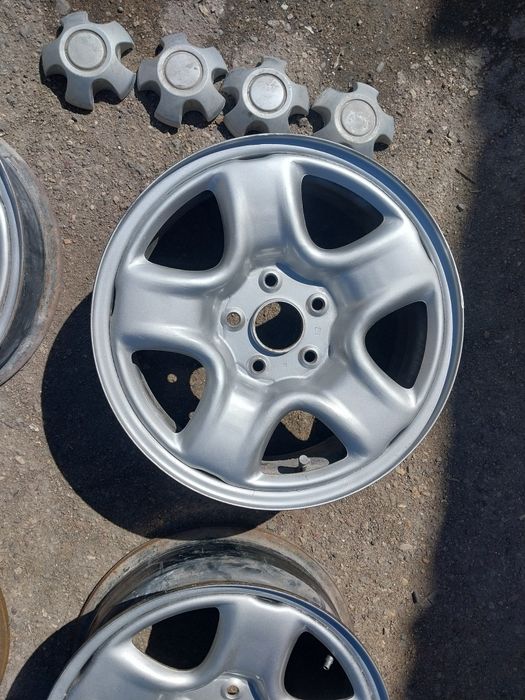 Диски R16 железные. На Toyota Rav 4