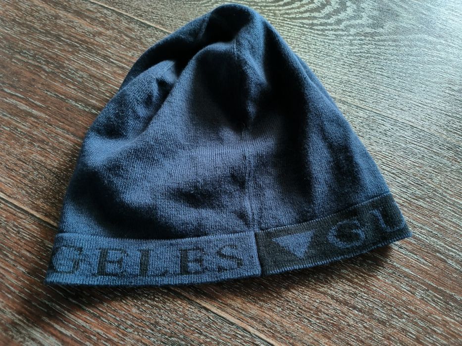 Тоненькая шапочка guess