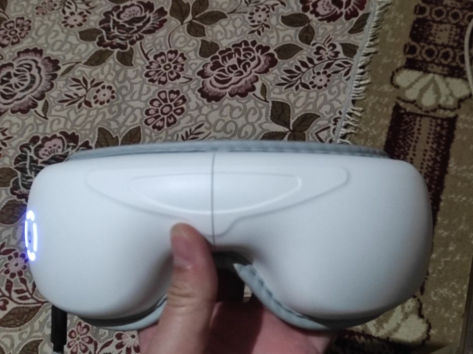 Массажёр для глаз.