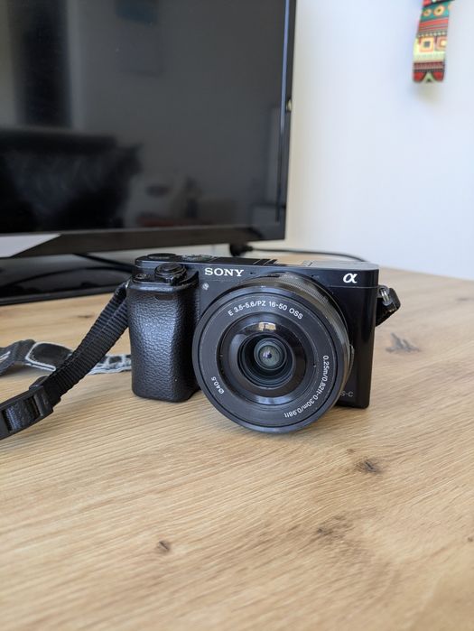 Sony A6000 + 16-50мм обектив - Перфектна Камера за Социални Медии