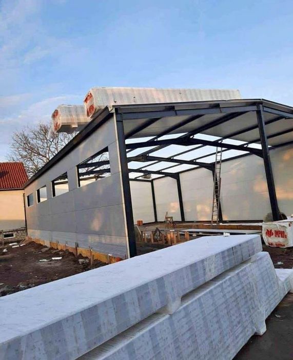 Vand hală metalică de pe stoc 8 m lățime 20 lungime 4 m la strajină tot cu montaj la super preț facem și alte mărimi lucrăm fără avans