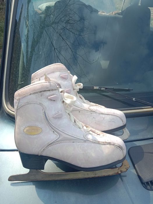 Продам 3 пары коньков