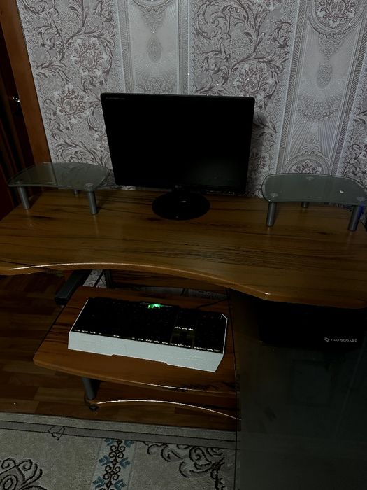 Стол компактный для офиса или дома