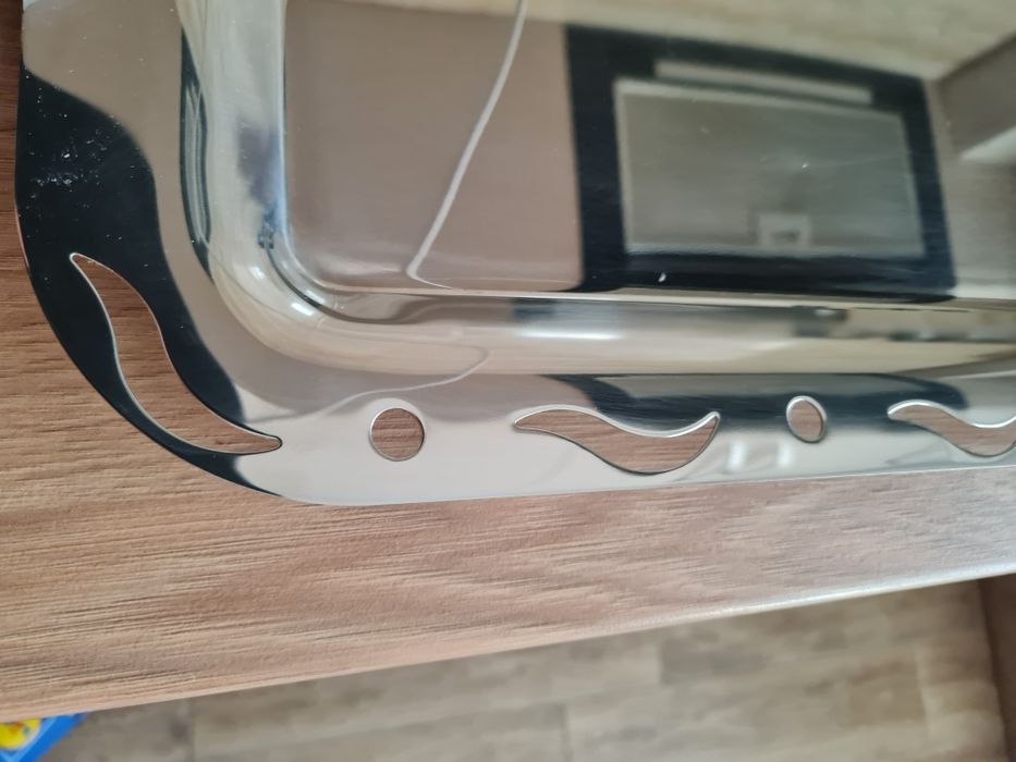 Tava din metal pentru servire