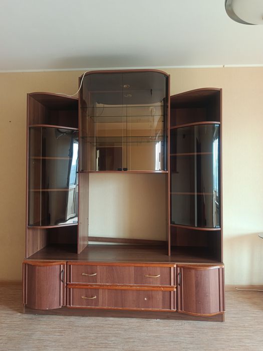 Стенка горка с темным стеклом