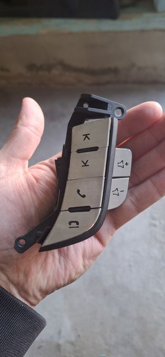 Продам кнопку от руля спарка 4 позиции с хромом состояние отличное