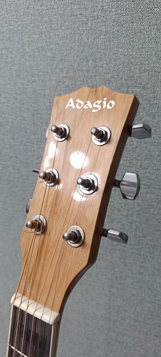 акустическая гитара марки Adagio