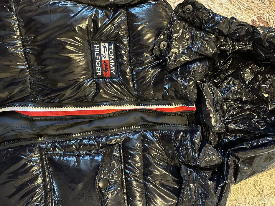 Geaca Tommy Hilfiger neagra lucioasa