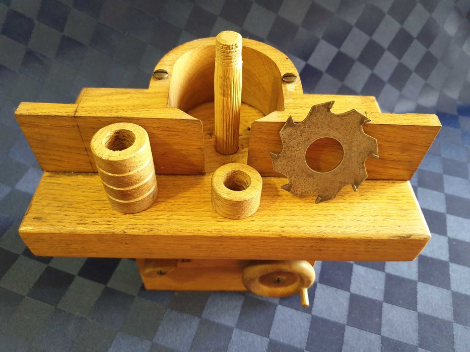 Модел на дърводелска фреза-играчка