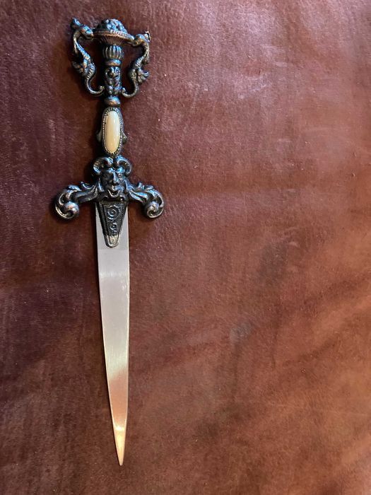 Изключително красив старинен нож за писма