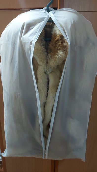 Haină blană naturală NU sintetică culoare un maro deschis ,în anumite