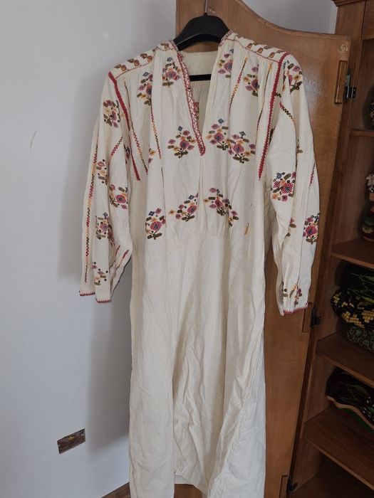 Vând cămăși vechi  din pânză cusute manual