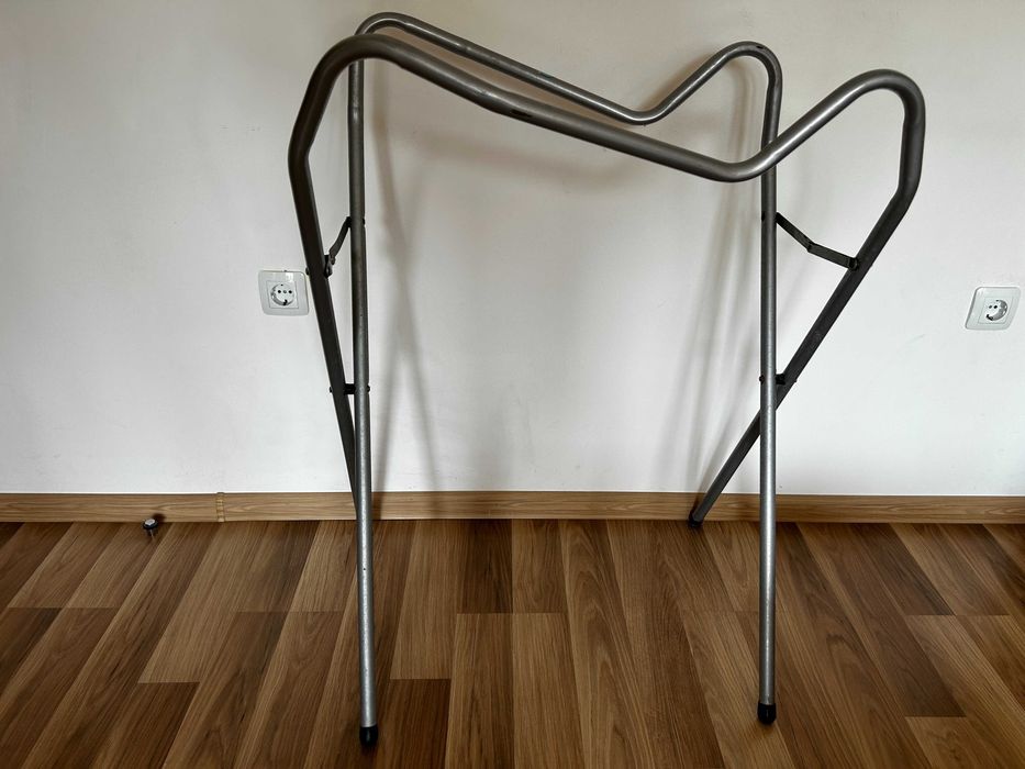 Продавам стойка за бебешко корито