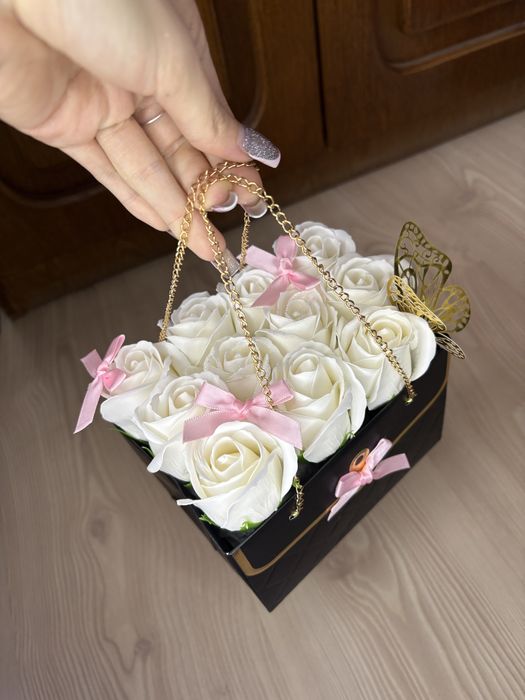 Gentuta cu trandafiri