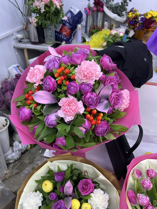 Savatli korzinkali gullar jivoy atirgul roziviy lola