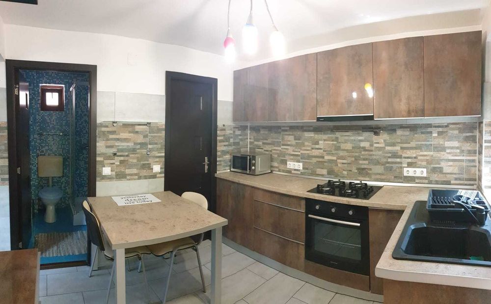 Inchiriez garsonieră modernă la casă, curte comună, parcare – Zona Iulius Mall