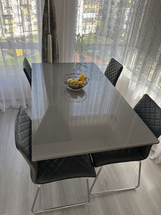 Трапезна маса и столове