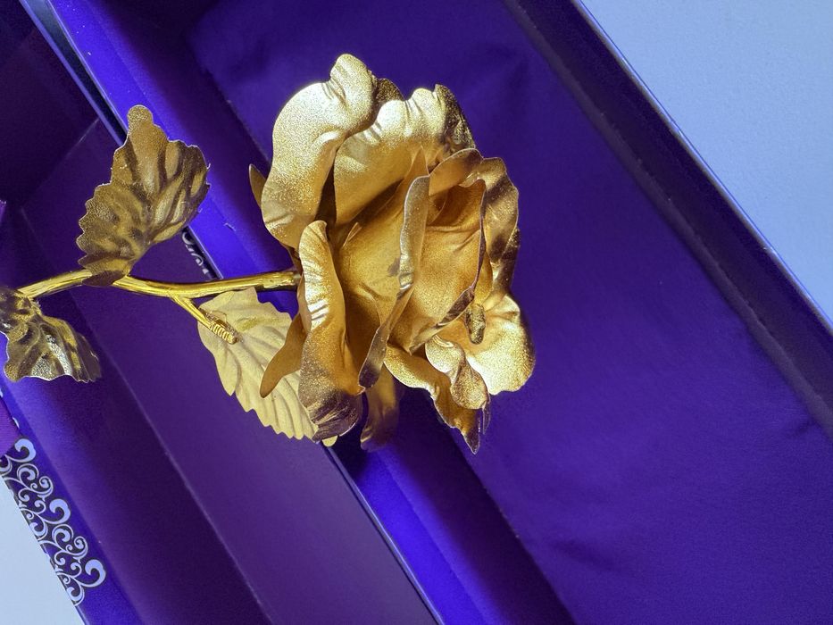 Золотая роза в коробке