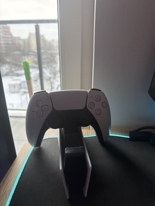 PS5 с  контролер и стойка за зареждане