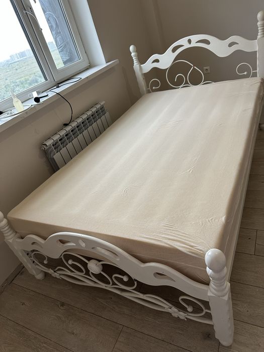 Кровать с матрасом , размет 1,2*2,0,