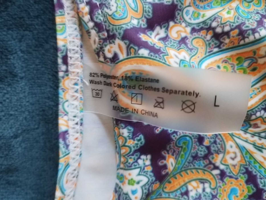 Costum de baie din doua piese, multicolor, marime L.  Purtat o singura