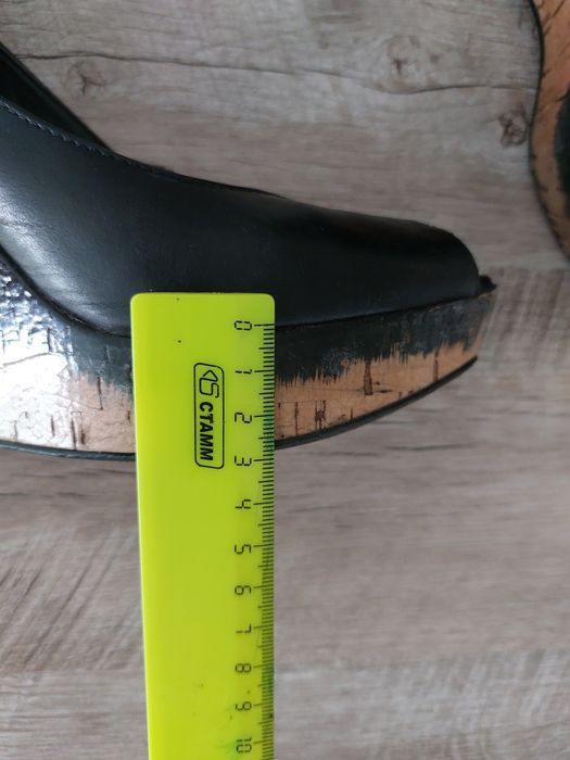 Туфли на танкетке.