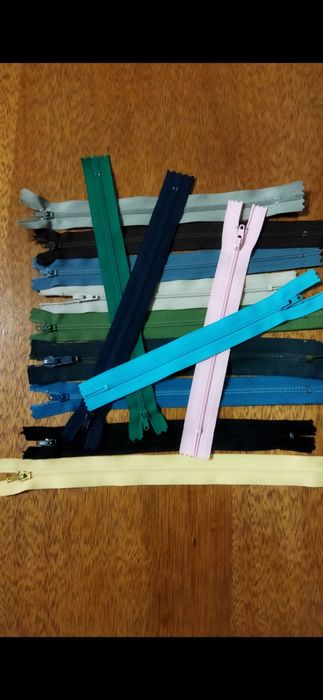 Замки- молнии, пряжа, спицы