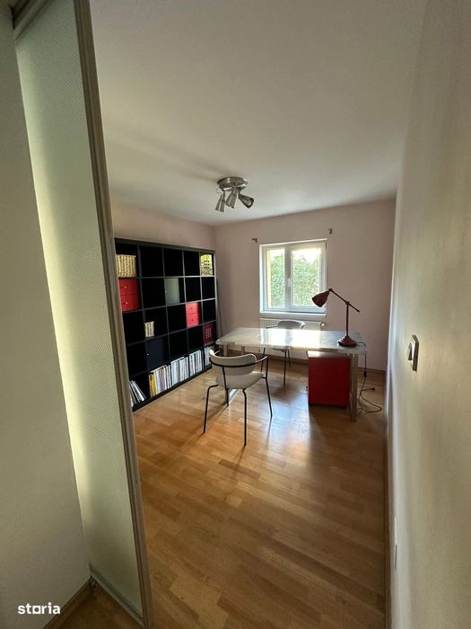 Apartament cu 3 camere, balcon și parchet din lemn
