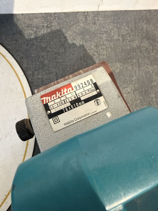 Masina de slefuit cu banda Makita 9924DB 850w 76x610mm