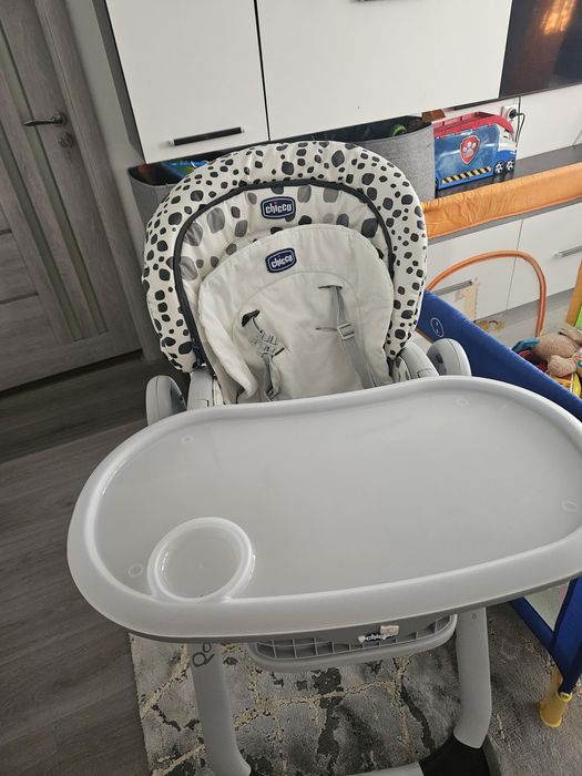 Vând scaun de masa împreună cu centrul de activități  chicco
