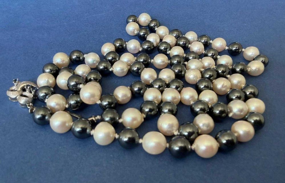 Colier din perle Akoya și hematite, cu închizătoare decorată cu safire