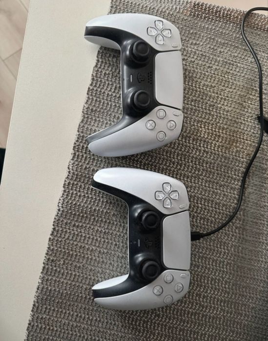 PS 5 digital , urgent, 2 manete