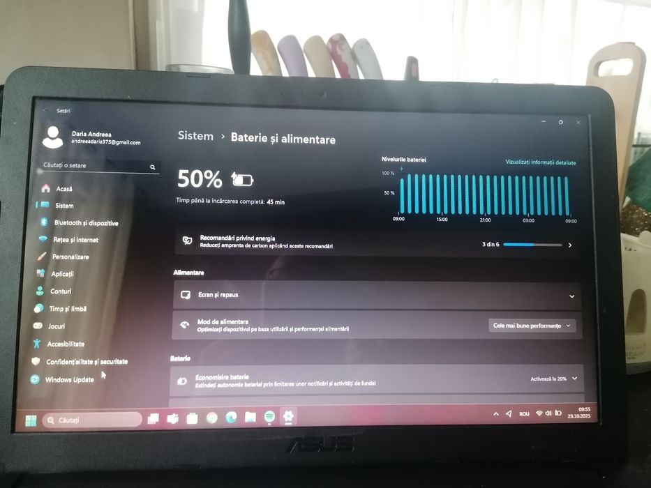 Vând laptop foarte puțin folosit