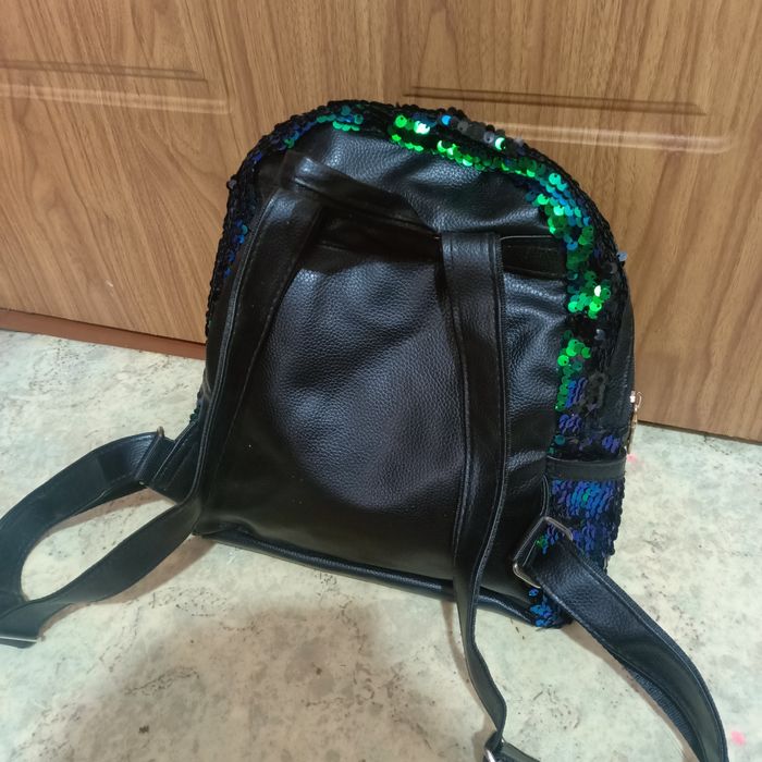 Продам рюкзачок для девочки