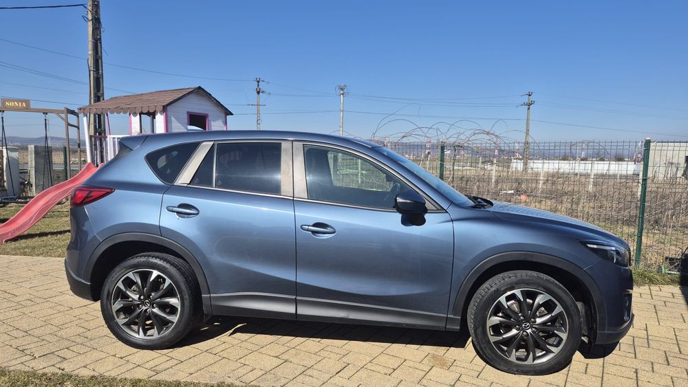 Vând Mazda . Detalii în privat