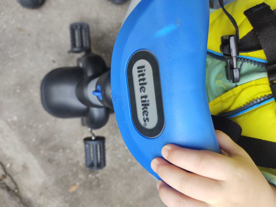 Триколесно, бутащо колело за малко дете 2&1 Little Tikes.