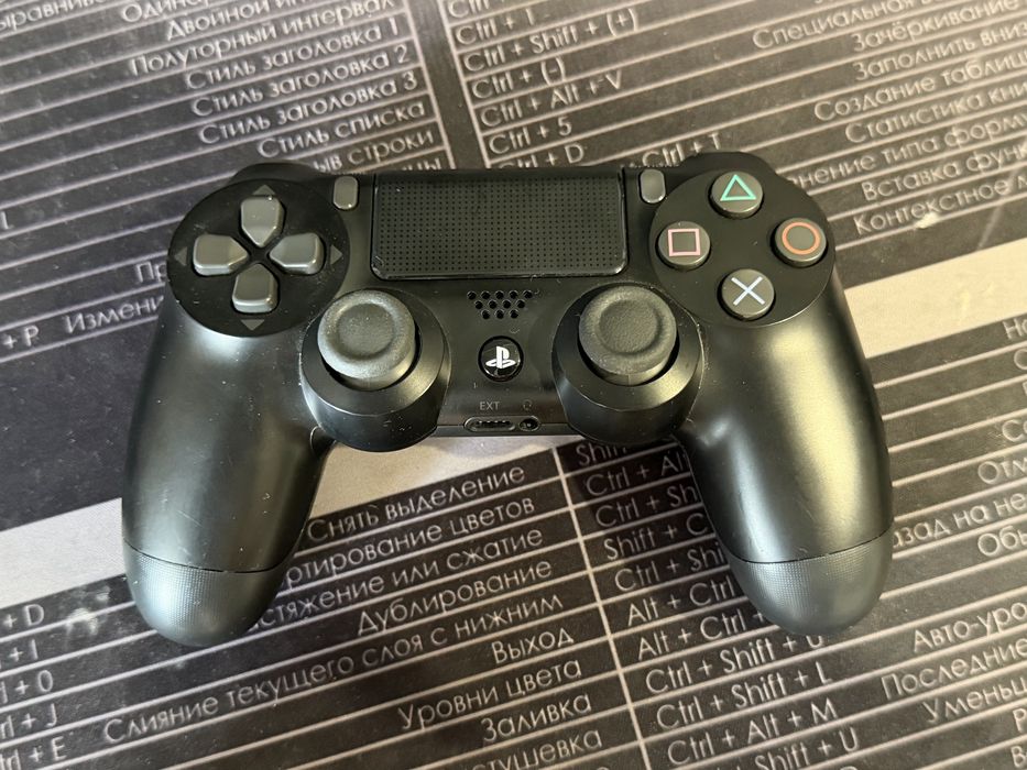 Оригинальный геймпад DualShock 4 на PS4