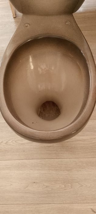 Продается унитаз с бачком в сборе. Состояние нормальное.