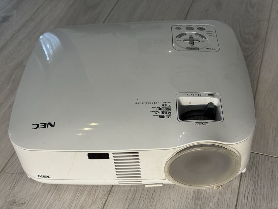 Vand videoproiector stare buna de functionare 95% viata bec