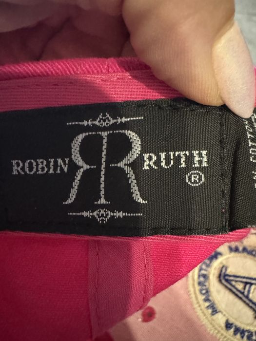 Шапка  с козирка 2 броя..     .