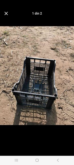 Lădițe de plastic și lemn