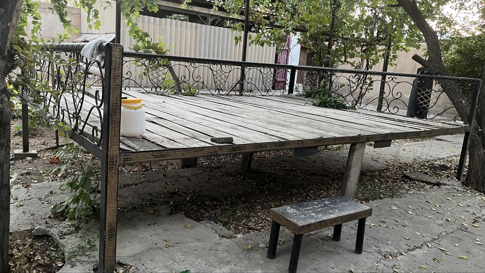 Топчан крепким металлокаркасом и коваными элементами