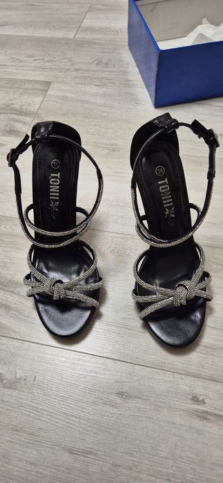 Sandale cu toc negre cu argintiu